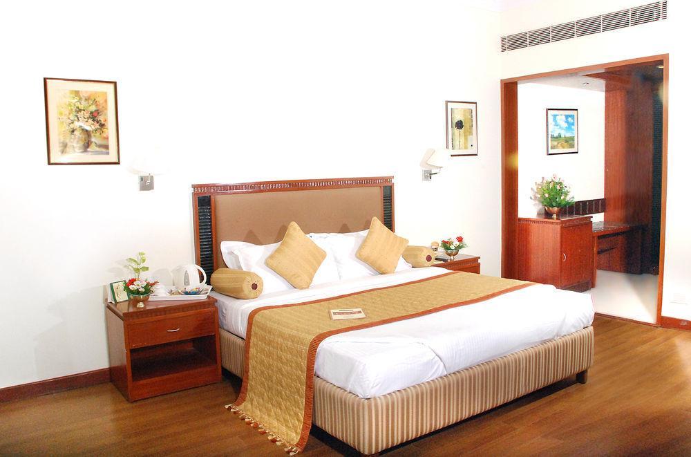 Royal Court Hotel Madurai Bagian luar foto
