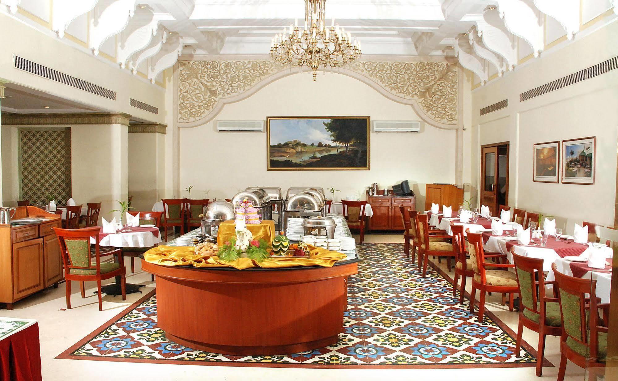 Royal Court Hotel Madurai Bagian luar foto