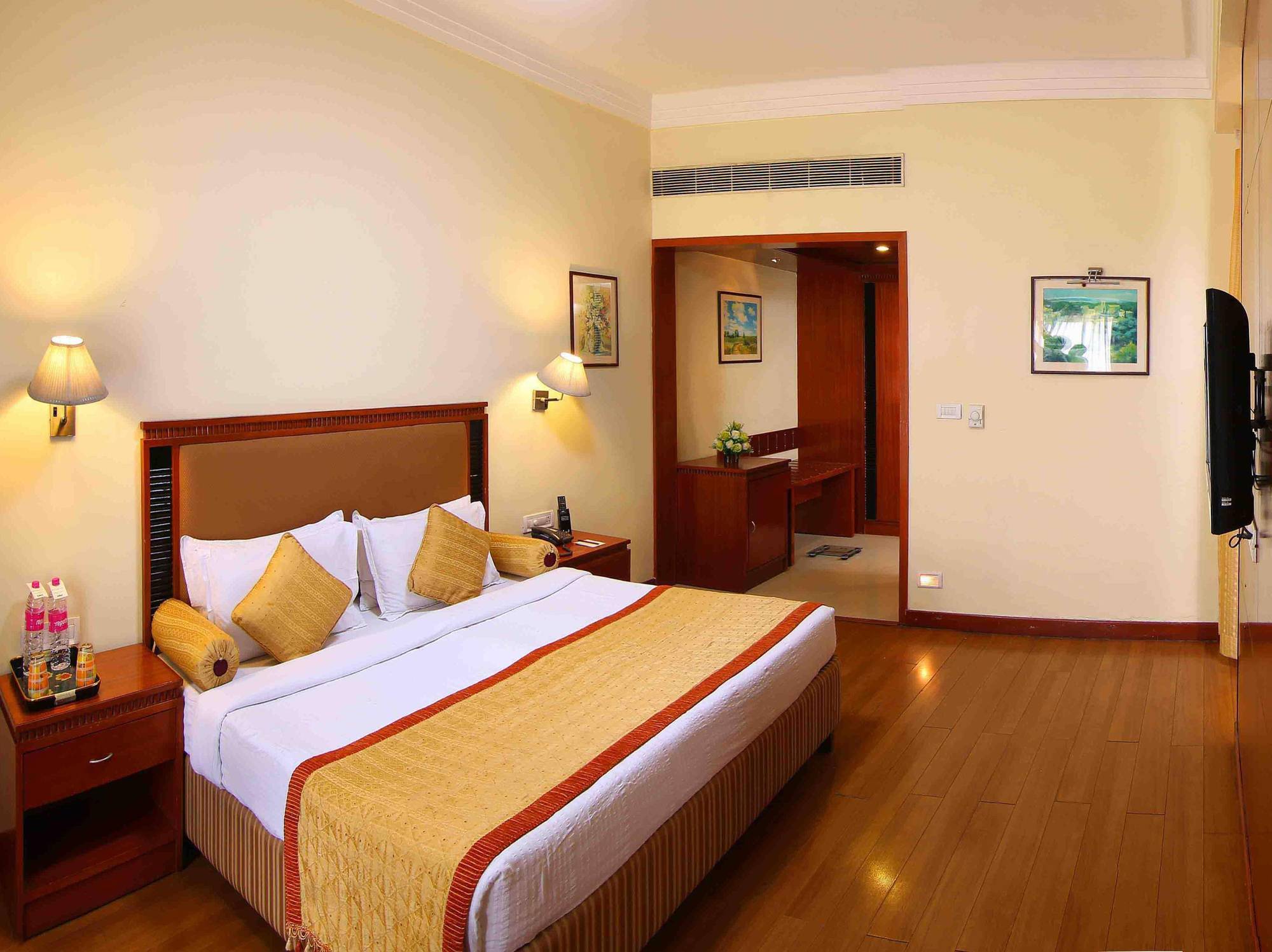 Royal Court Hotel Madurai Bagian luar foto