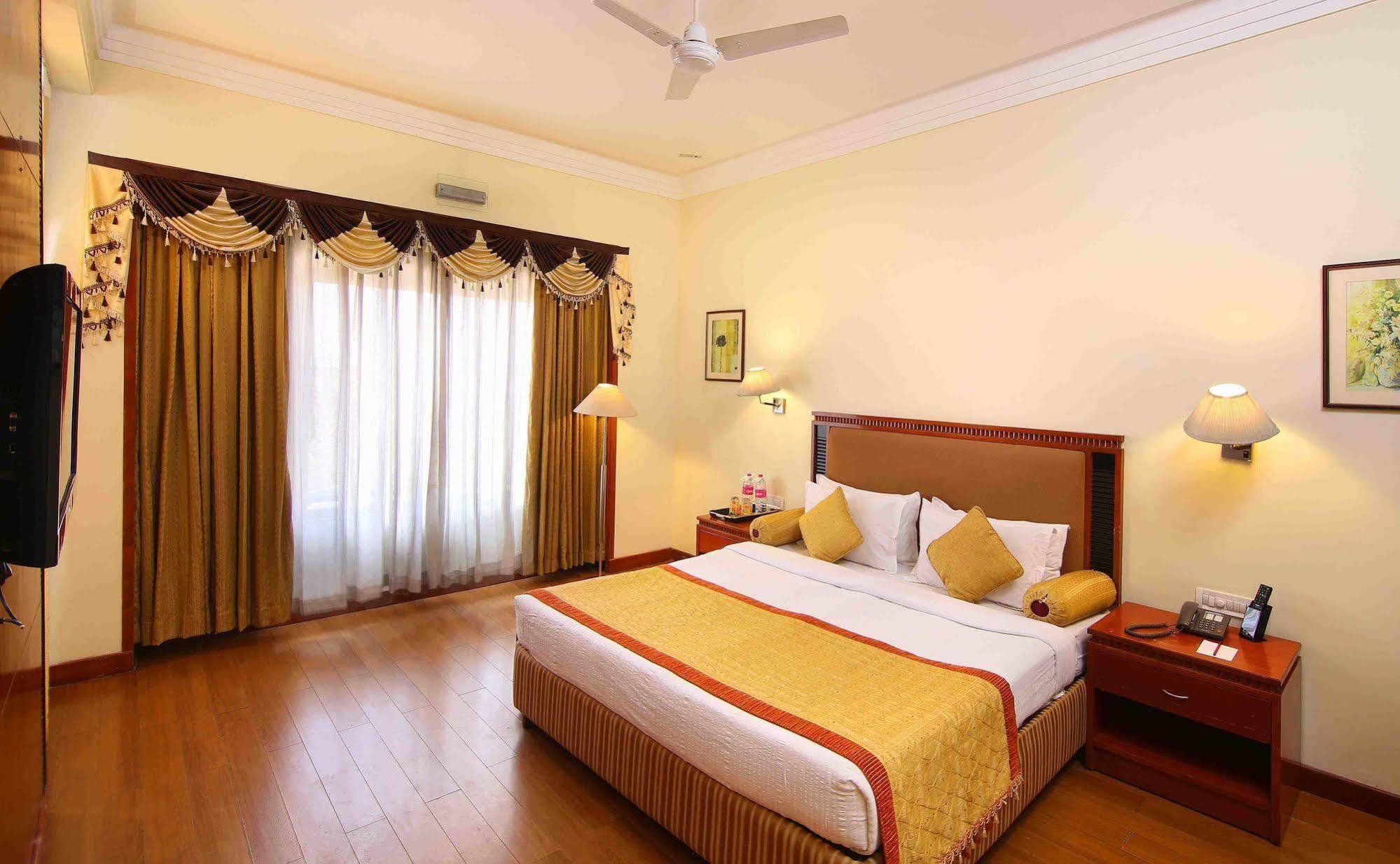 Royal Court Hotel Madurai Bagian luar foto