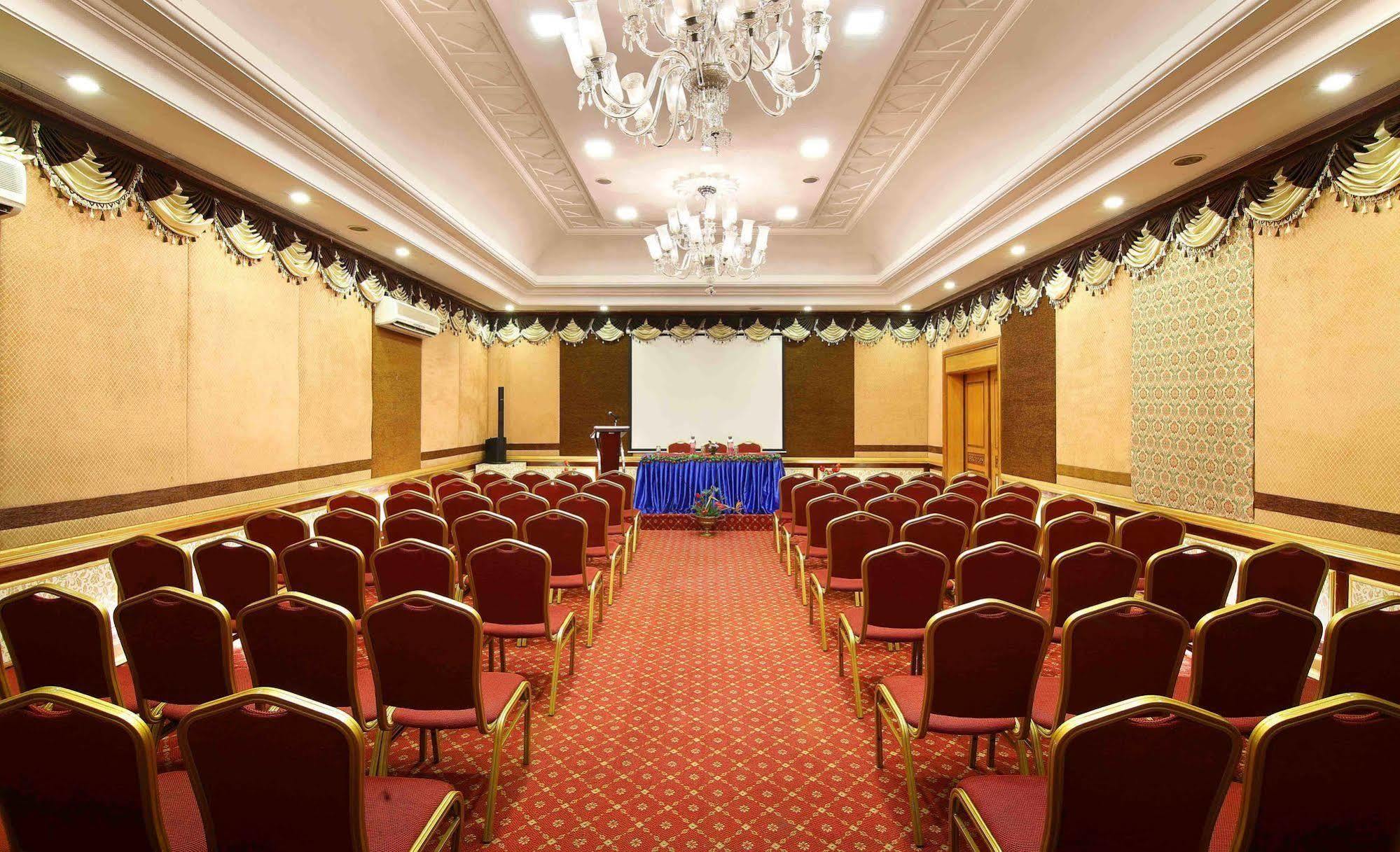 Royal Court Hotel Madurai Bagian luar foto