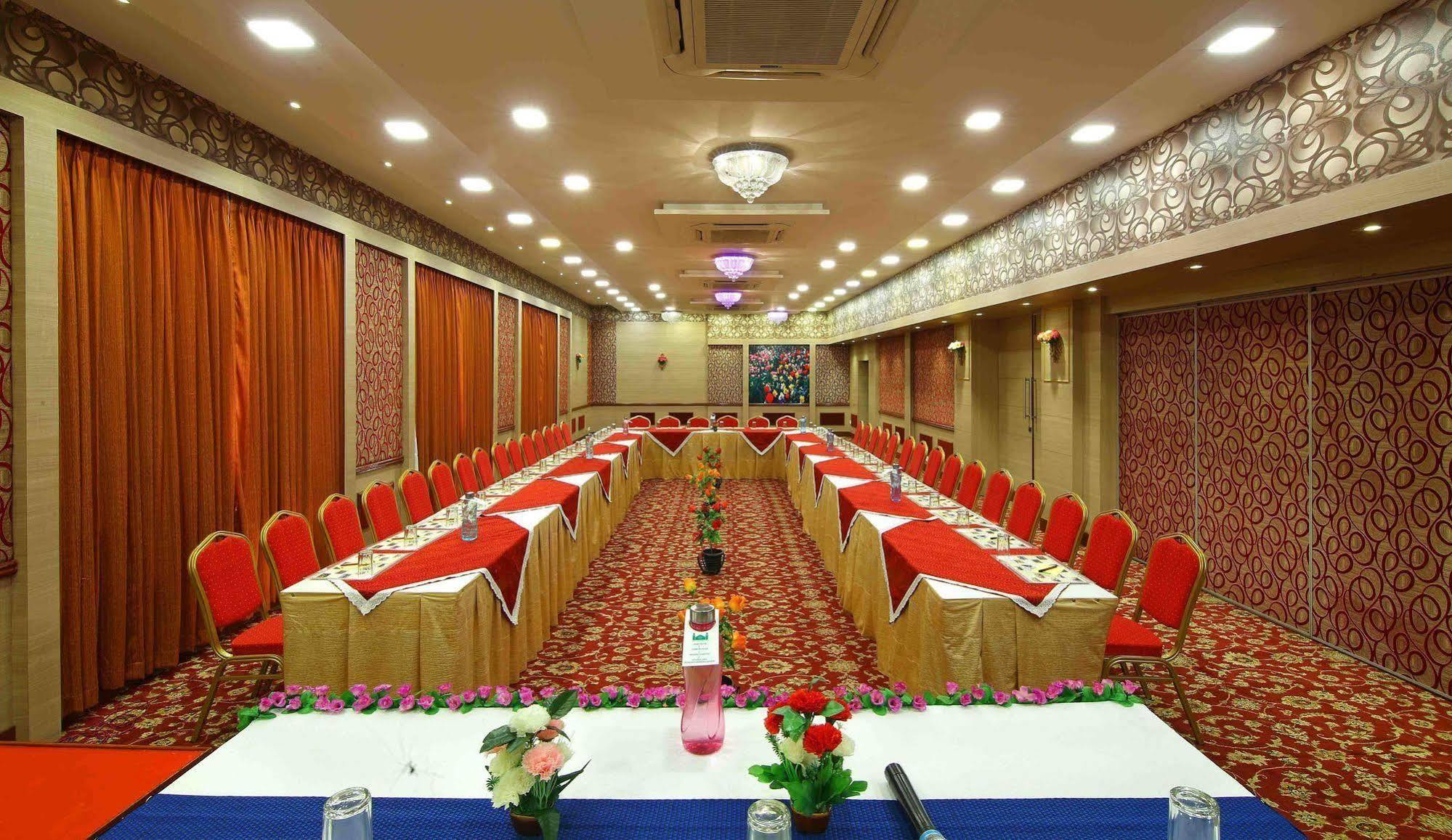 Royal Court Hotel Madurai Bagian luar foto
