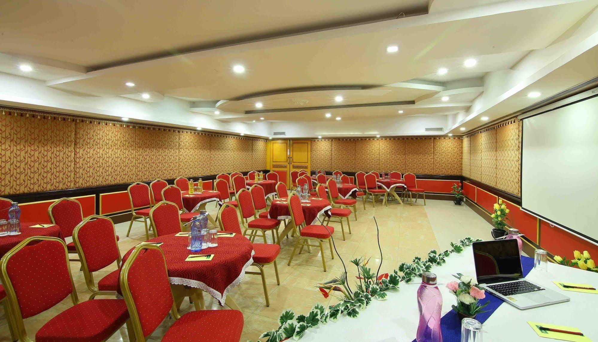 Royal Court Hotel Madurai Bagian luar foto