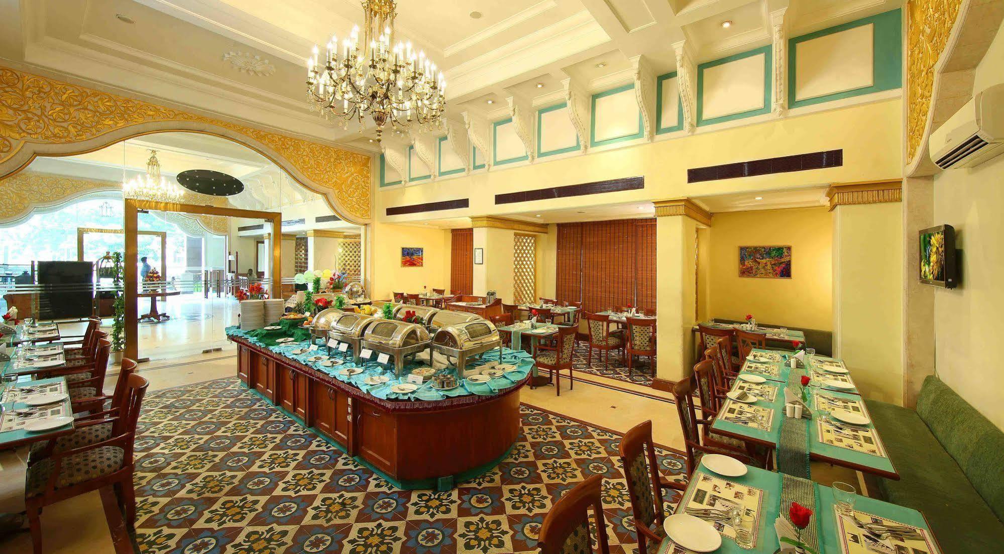 Royal Court Hotel Madurai Bagian luar foto