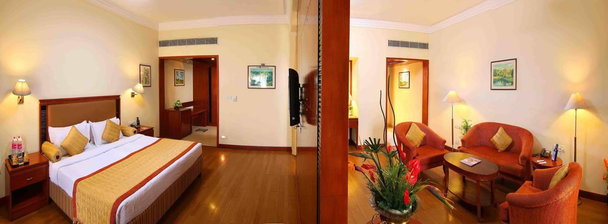 Royal Court Hotel Madurai Bagian luar foto