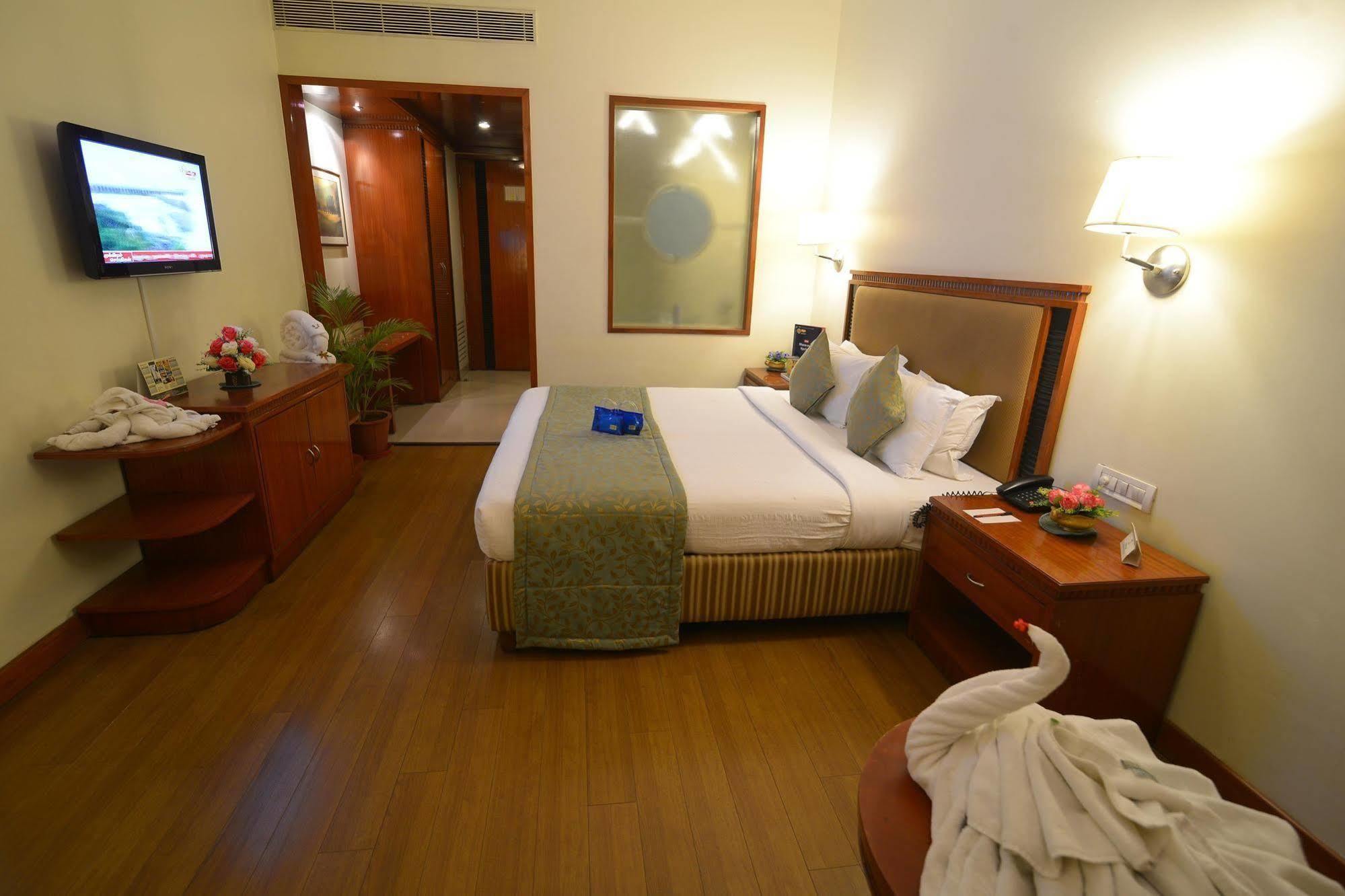 Royal Court Hotel Madurai Bagian luar foto