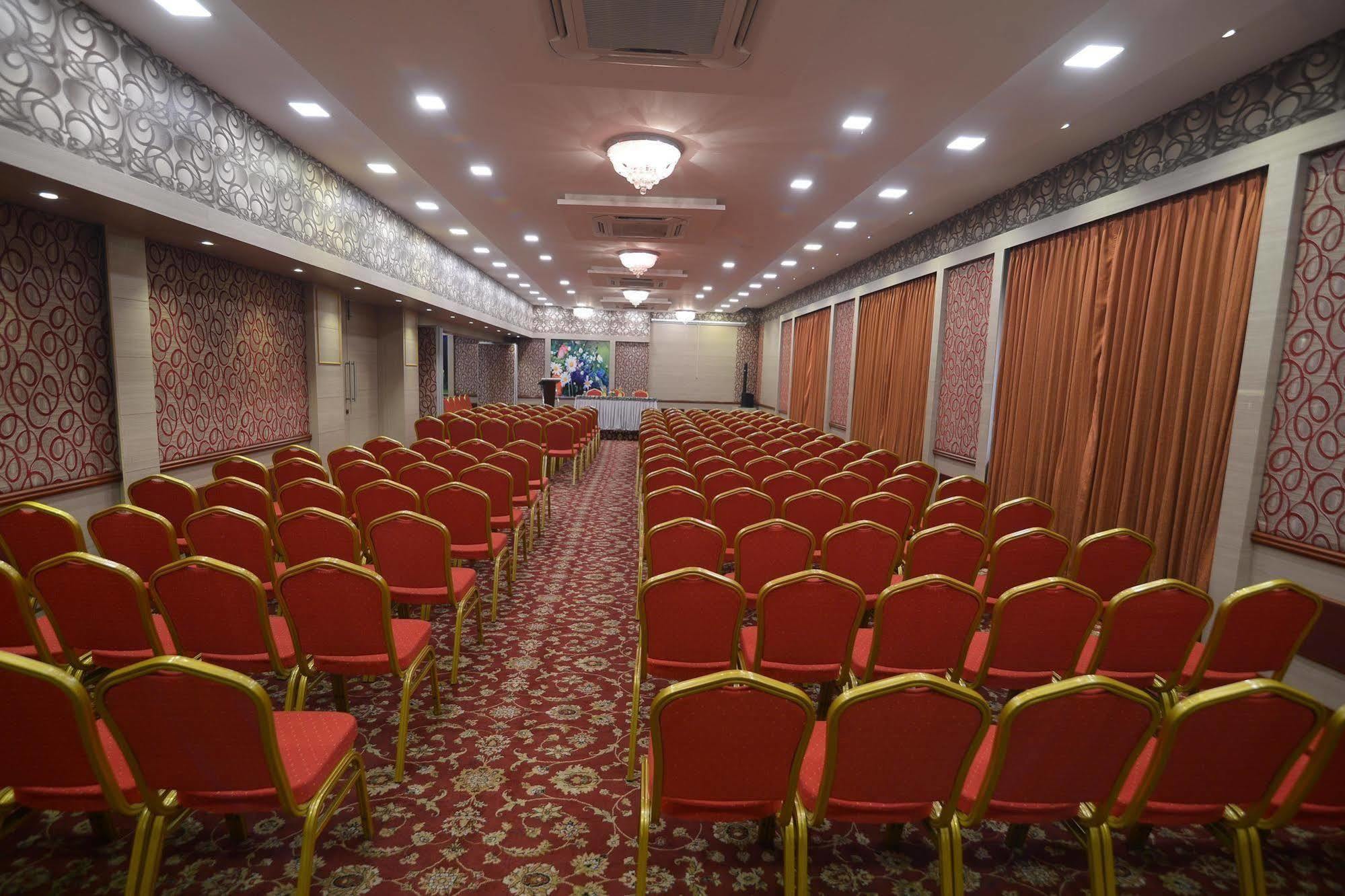 Royal Court Hotel Madurai Bagian luar foto
