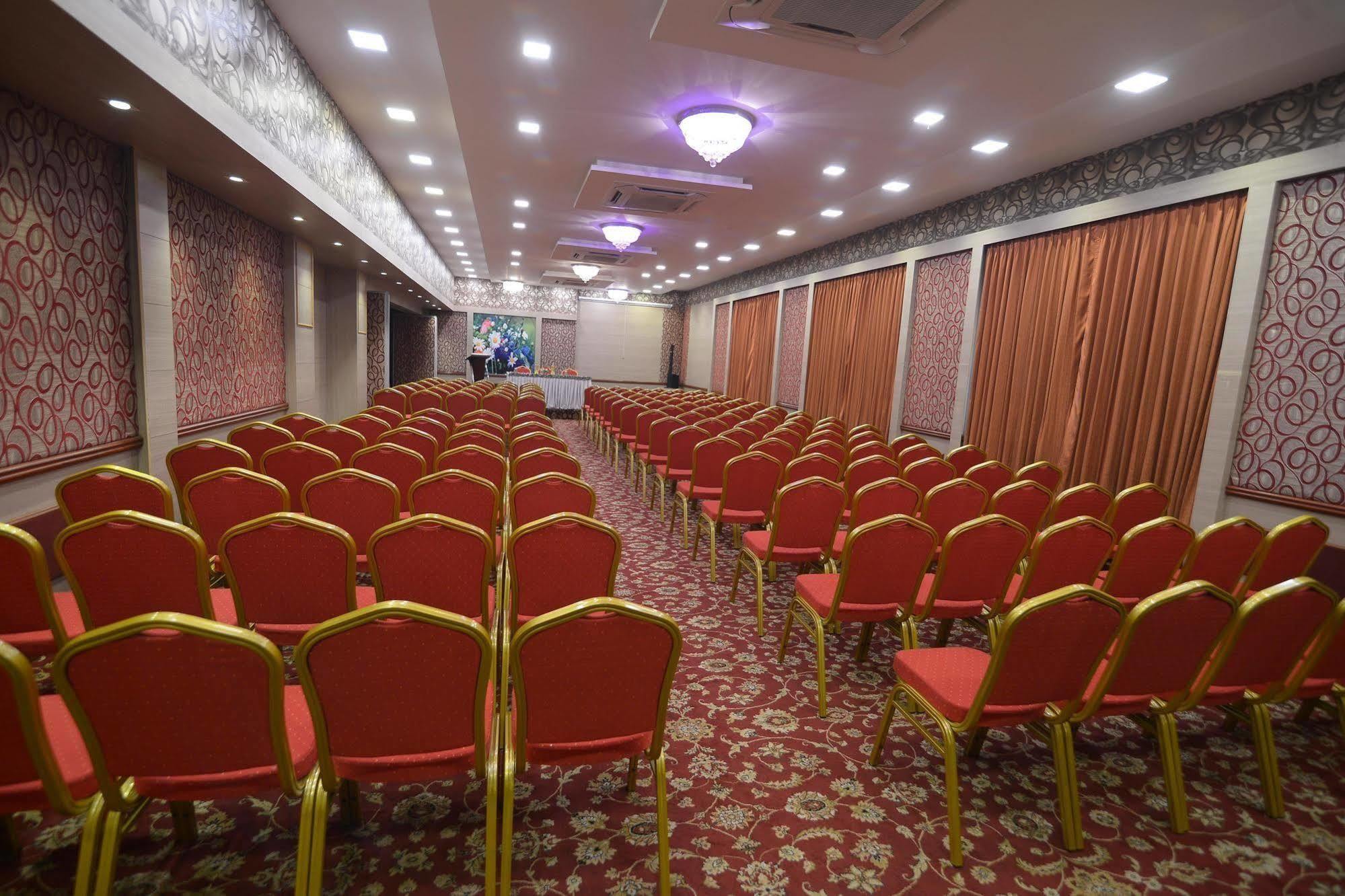 Royal Court Hotel Madurai Bagian luar foto