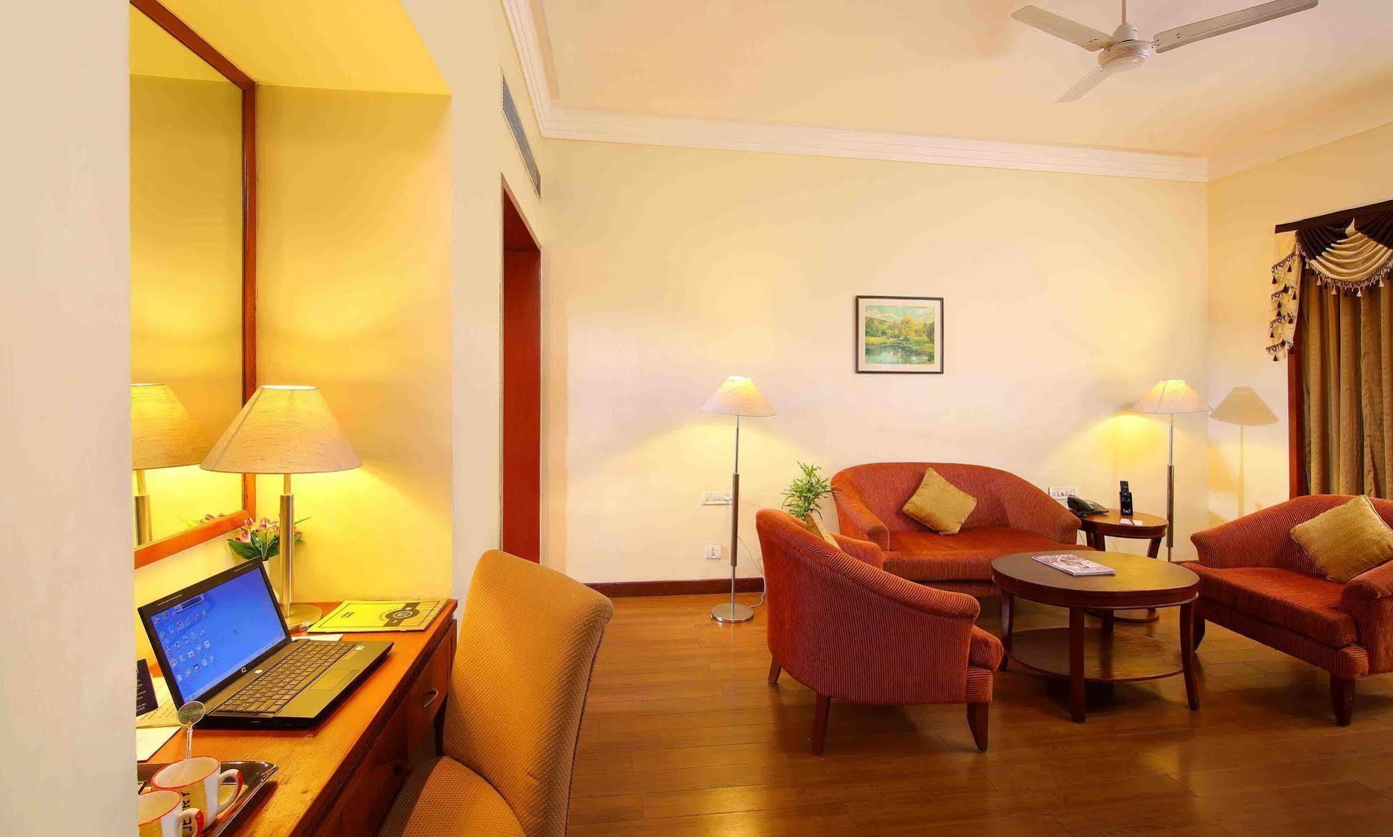 Royal Court Hotel Madurai Bagian luar foto